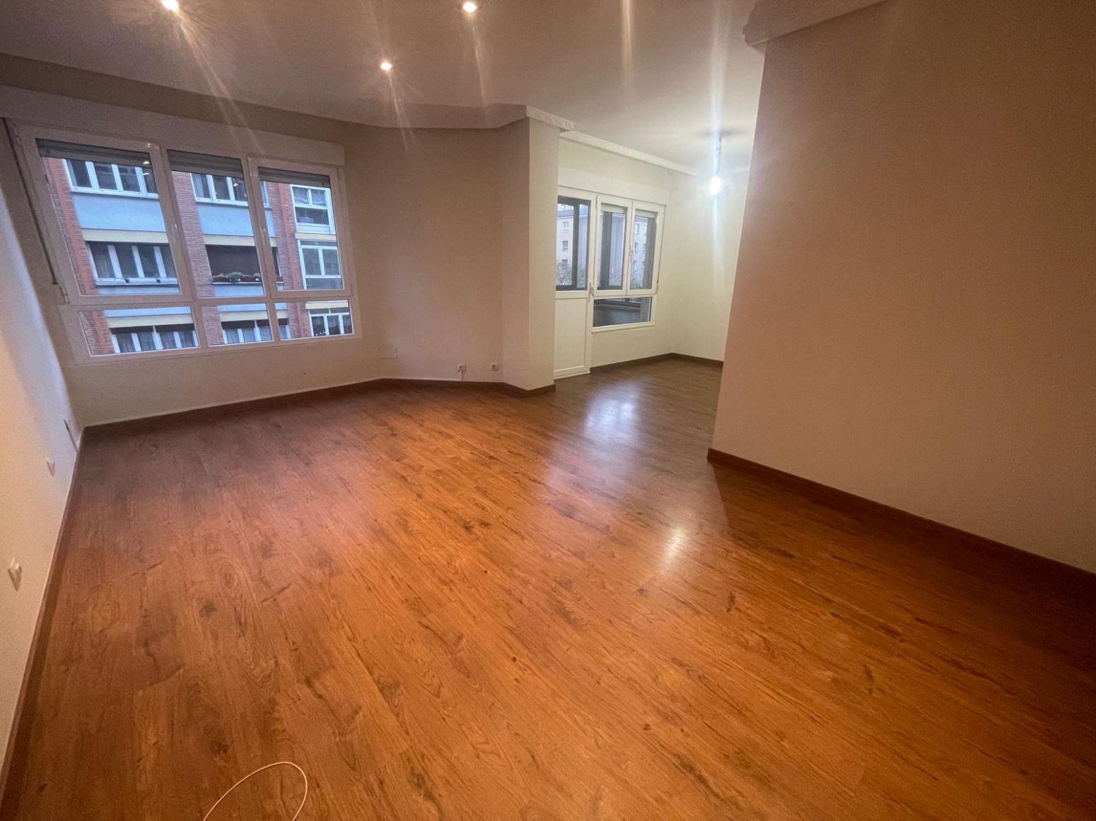 Sala d'estar de Pis de lloguer en Gijón  amb Calefacció, Parquet i Balcó