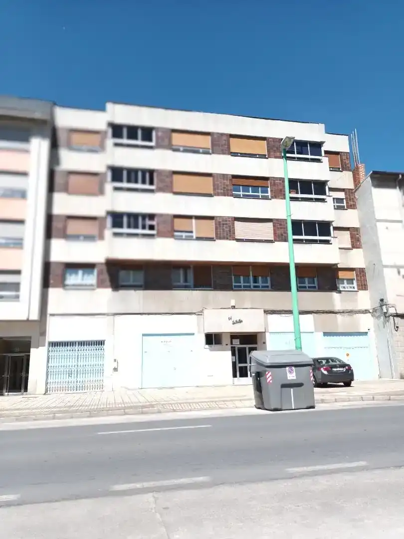 Vista exterior de Pis en venda en Ponferrada amb Jardí privat, Traster i Rentadora