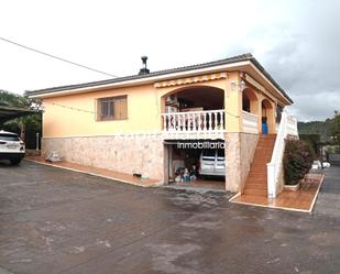 Vista exterior de Casa o xalet en venda en Benillup amb Aire condicionat, Jardí privat i Piscina comunitària