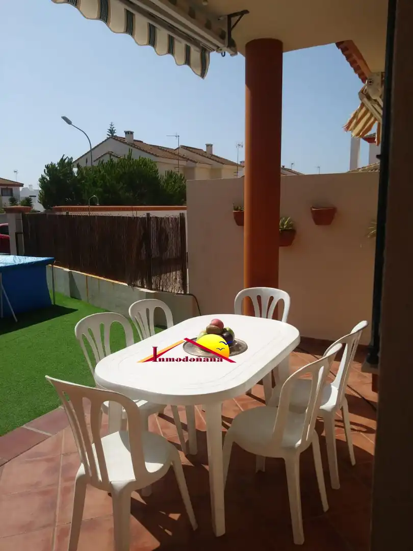 Jardí de Casa adosada en venda en Almonte amb Terrassa, Traster i Moblat