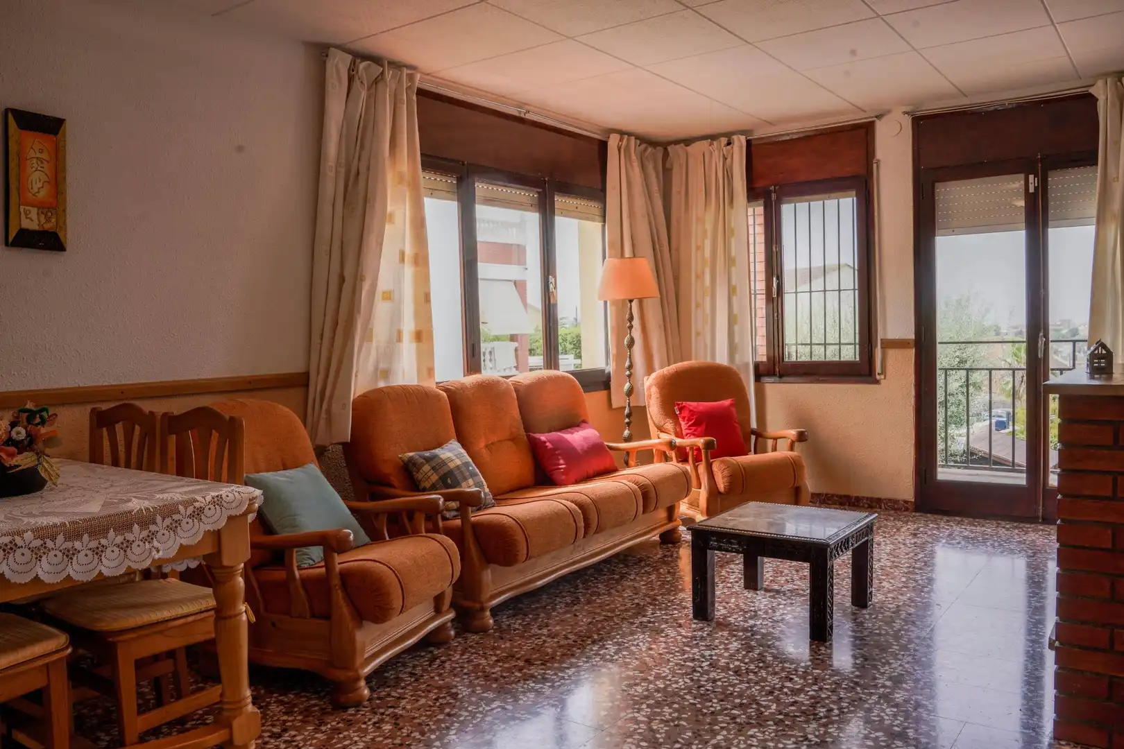 Sala d'estar de Casa o xalet en venda en Cunit amb Terrassa, Piscina i Moblat