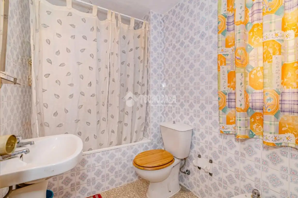 Baño de Piso en venta en Lucena con Aire acondicionado y Amueblado