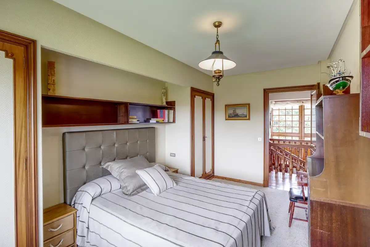 Dormitori de Casa o xalet en venda en Sada (A Coruña) amb Calefacció, Jardí privat i Parquet