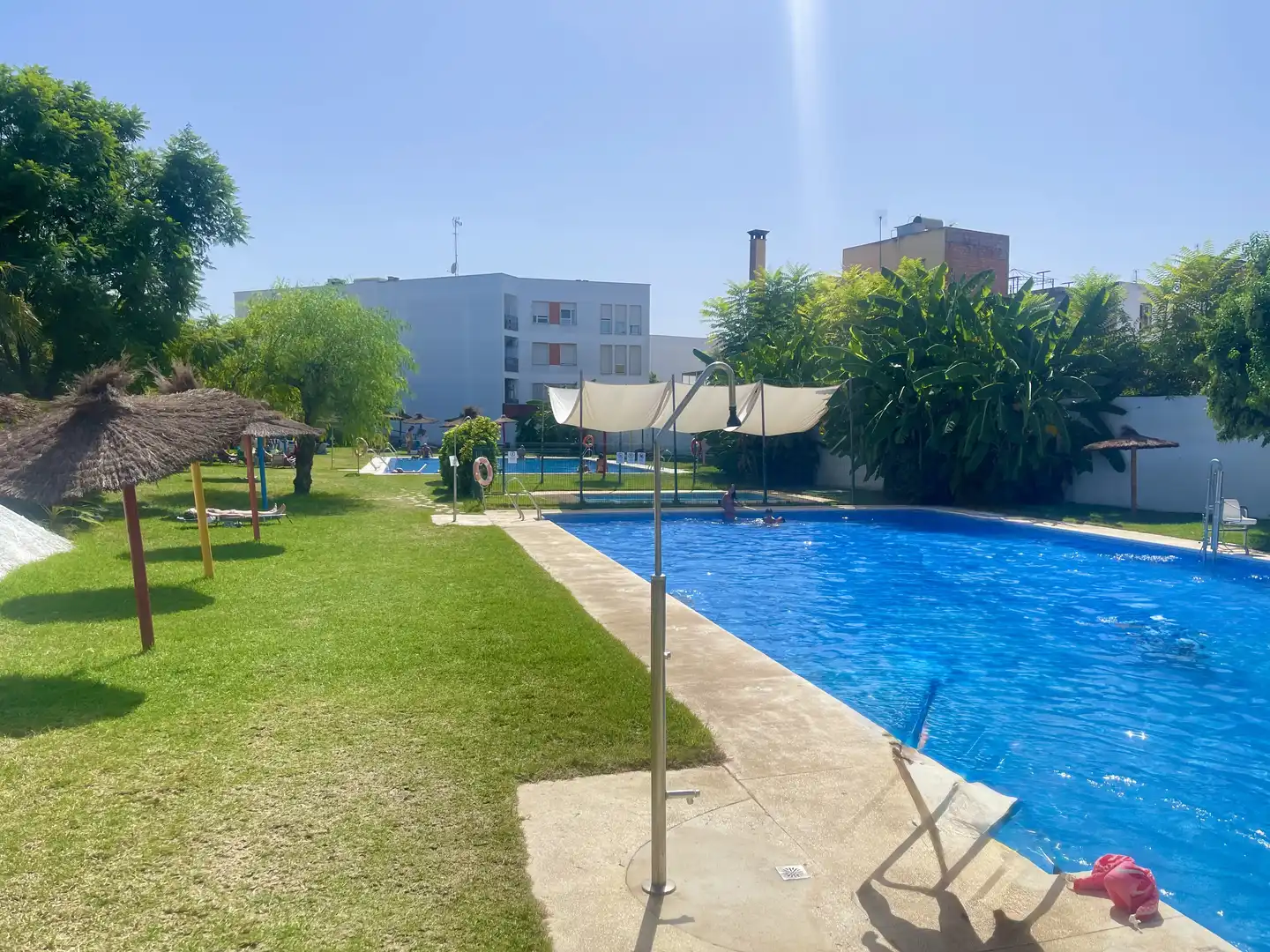 Schwimmbecken von Wohnung zur Miete in La Algaba mit Klimaanlage, Terrasse und Schwimmbad