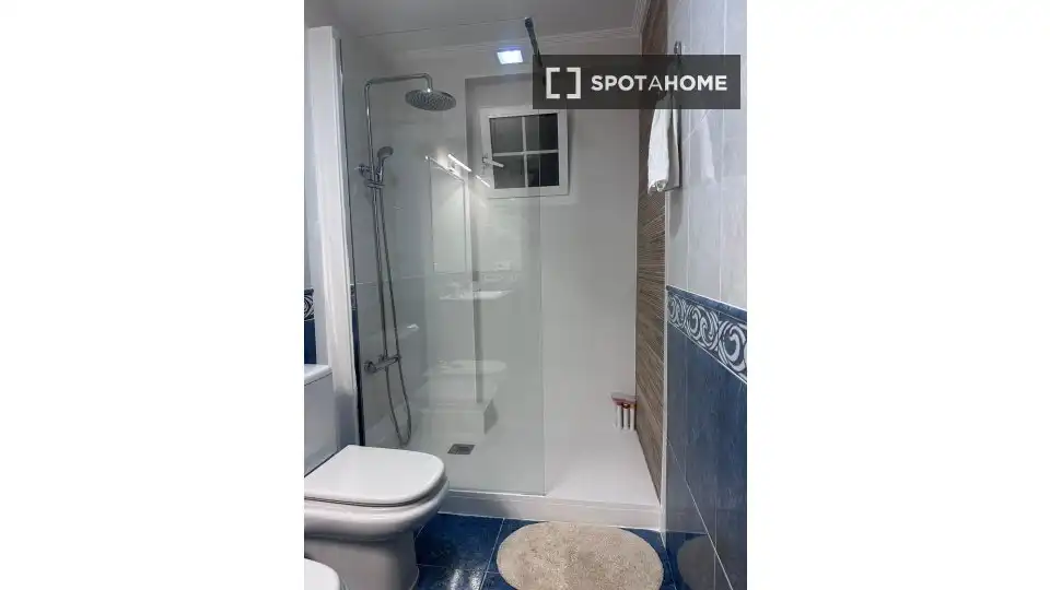 Badezimmer von Wohnung zur untervermieten in Valencia mit Klimaanlage, Heizung und Möbliert