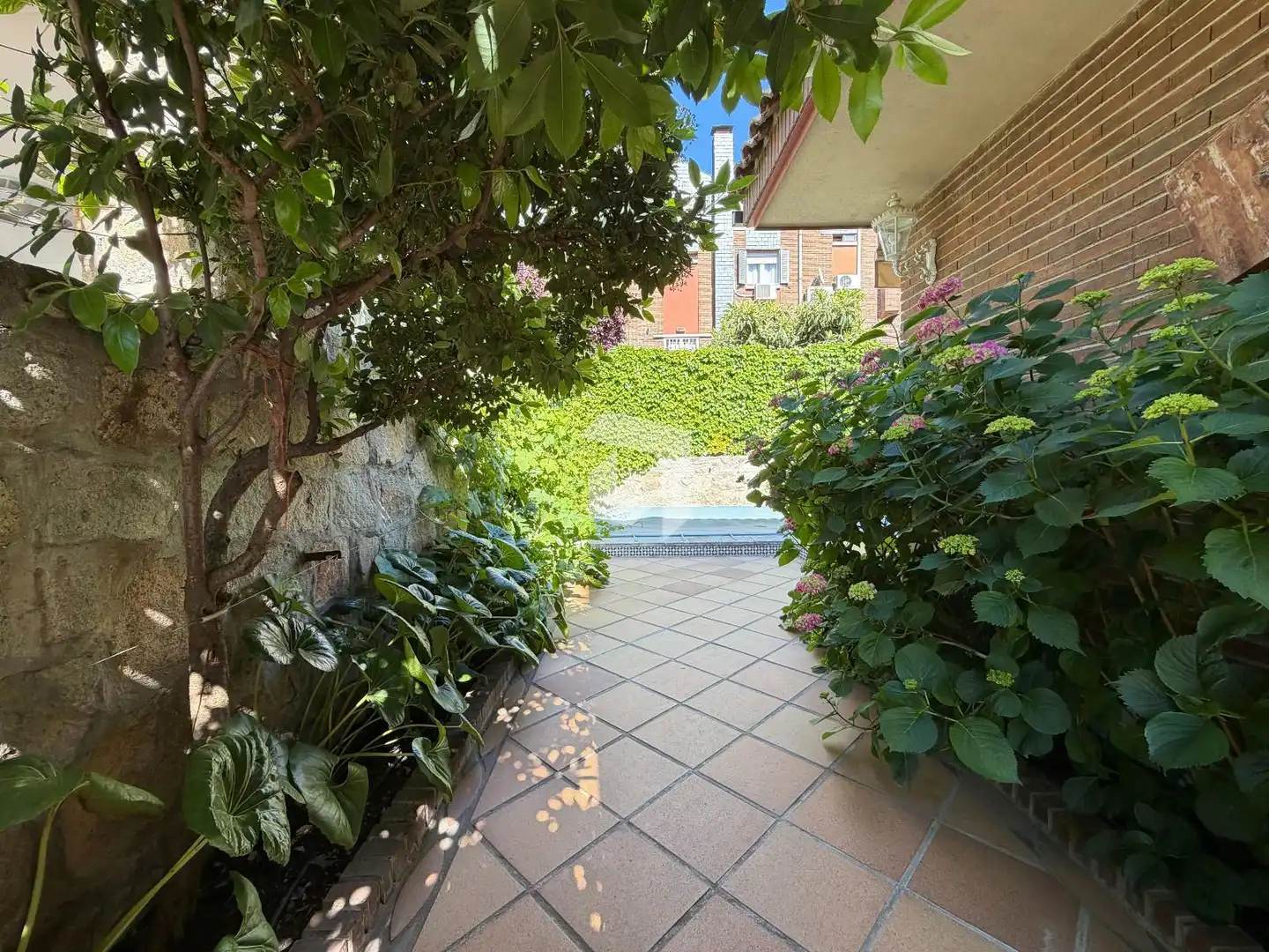 Jardí de Casa adosada en venda en Pozuelo de Alarcón amb Aire condicionat, Calefacció i Jardí privat