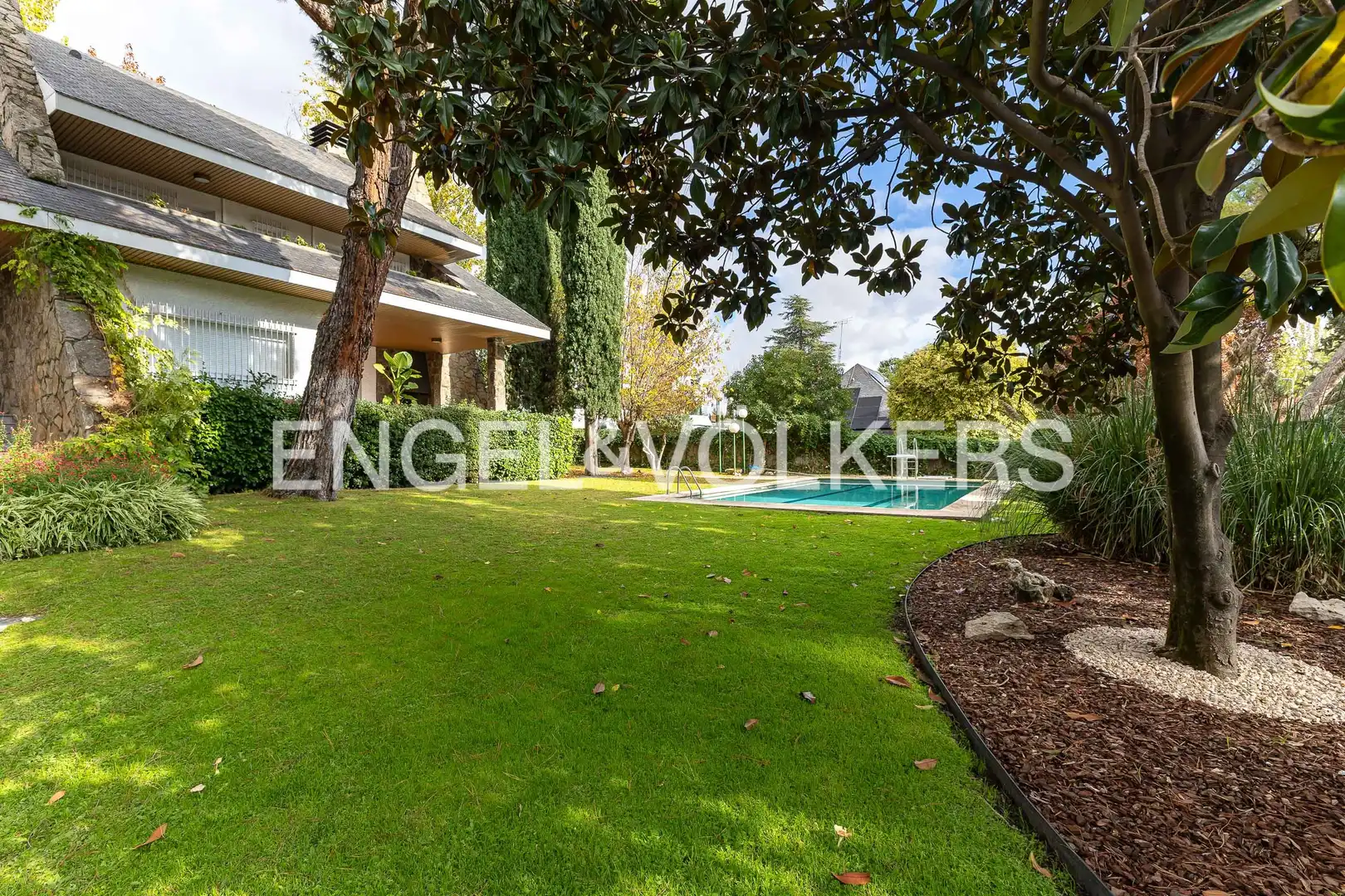 Exterior view of Houses for sale in  Madrid Capital  with Air Conditioner, Heating and Private garden