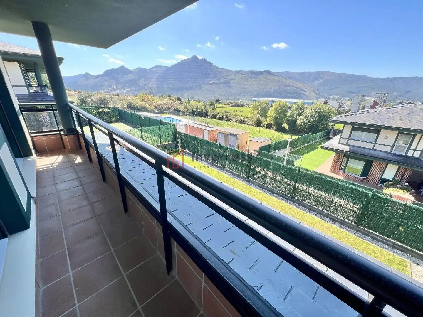 Vista exterior de Casa adosada en venta en Castro-Urdiales con Jardín privado, Trastero y Piscina comunitaria