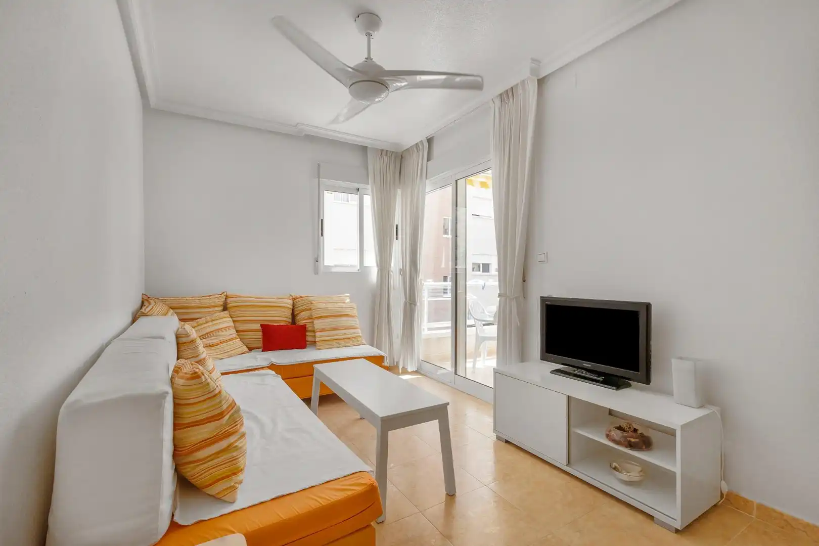 Sala de estar de Apartamento en venta en Torrevieja con Piscina, Amueblado y Microondas