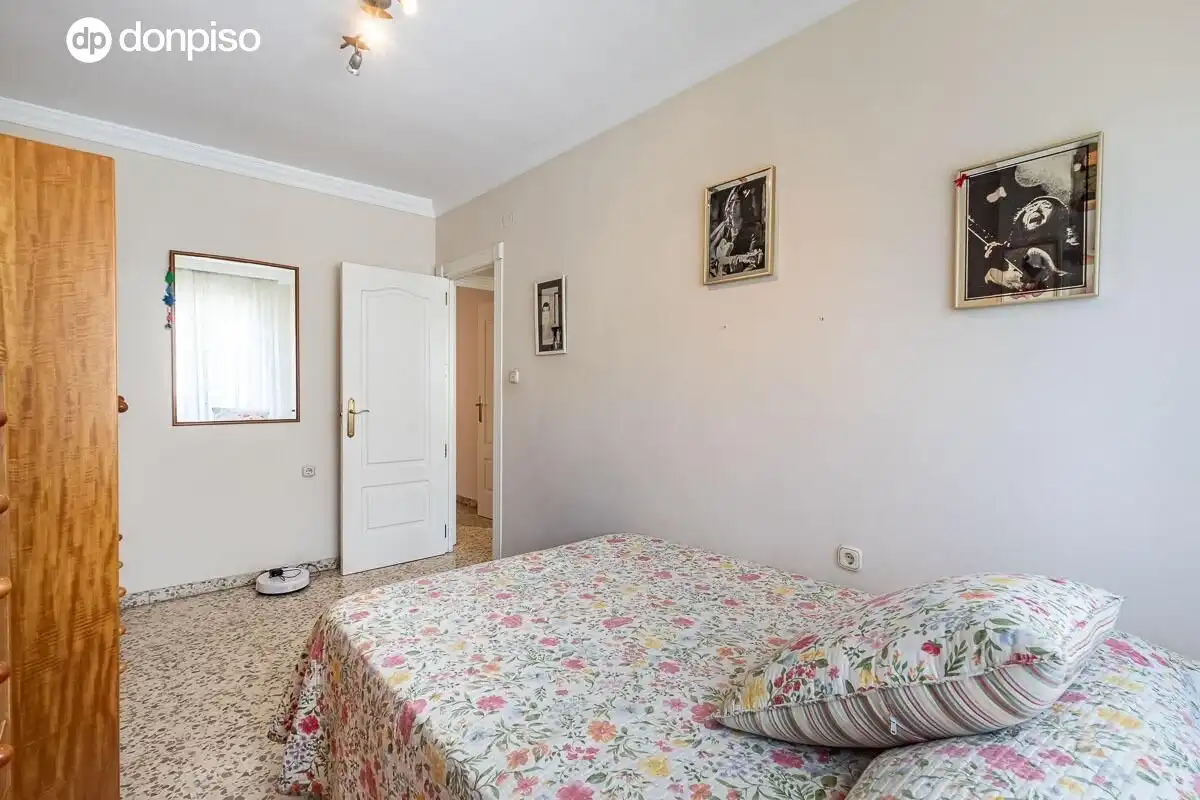 Bedroom of Flat for sale in Granada  with Heating and Terrace