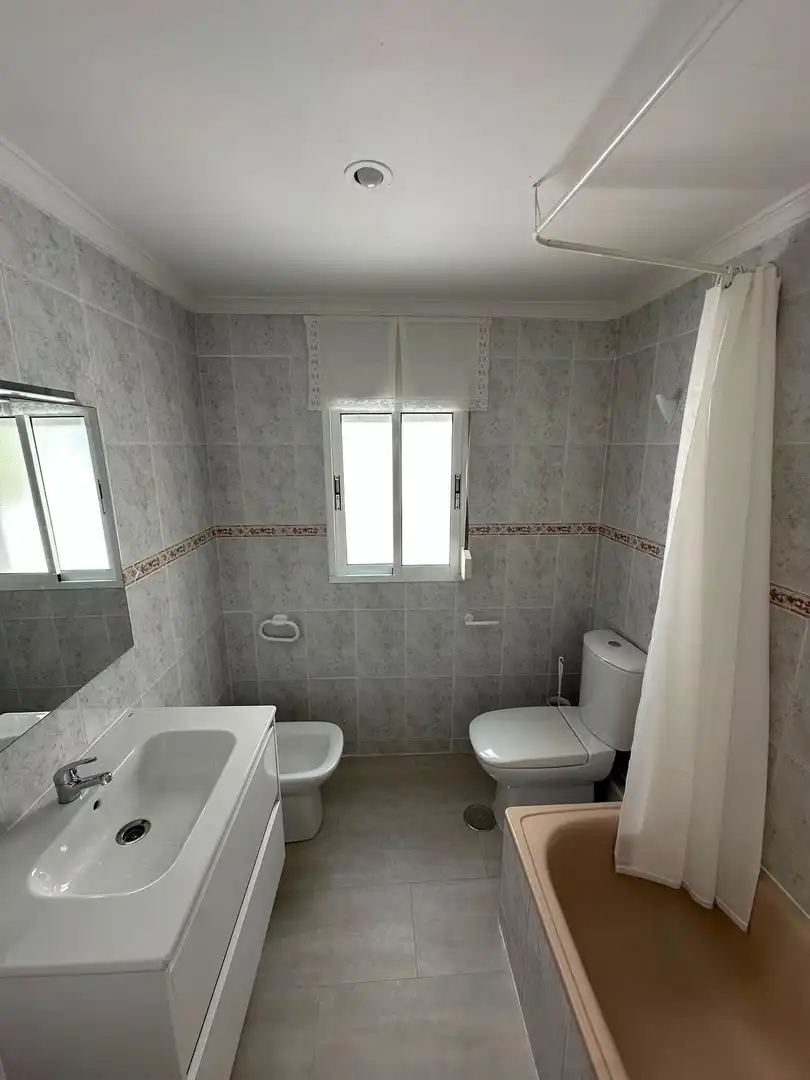 Baño de Apartamento de alquiler en Torremolinos con Aire acondicionado, Calefacción y Amueblado