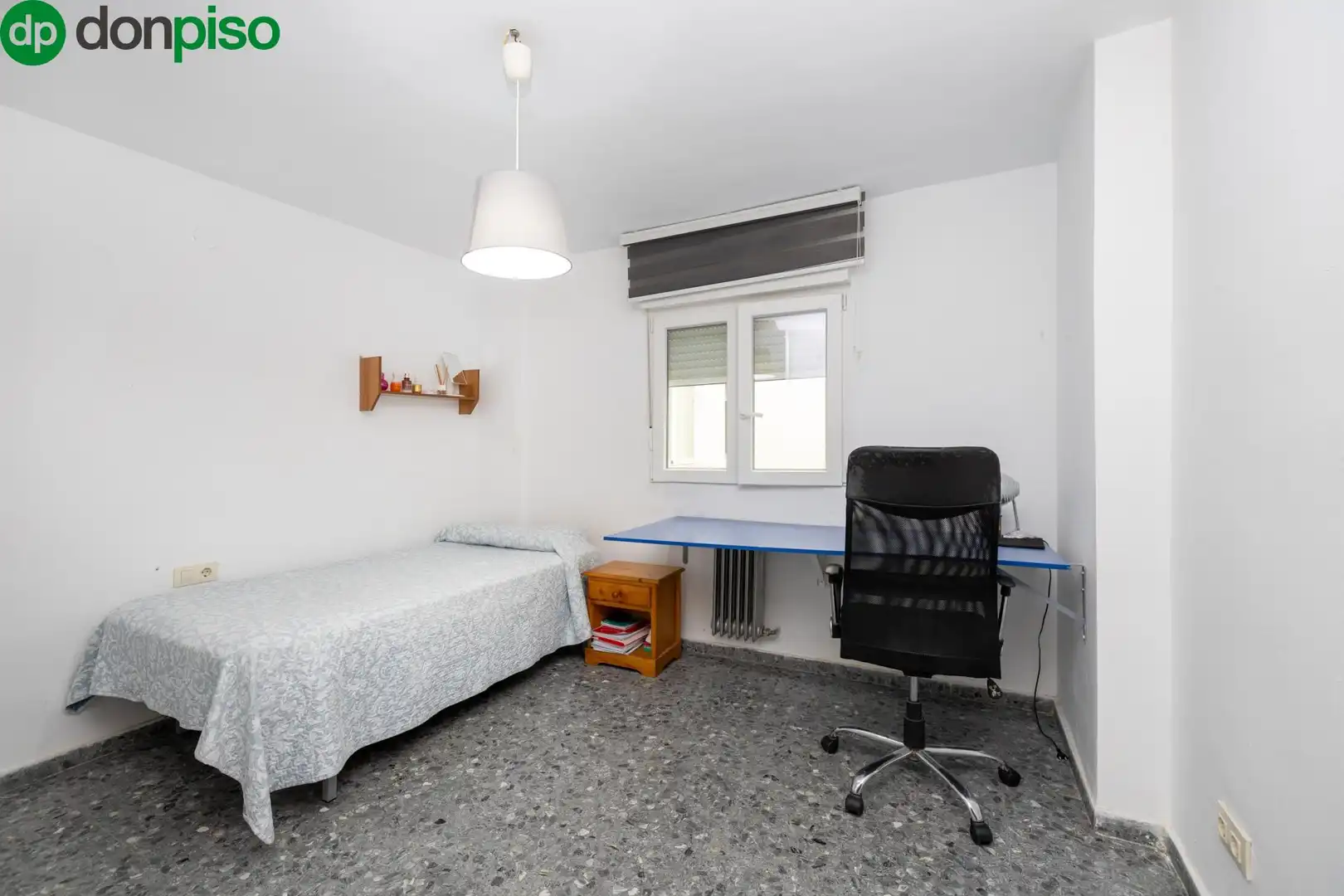 Dormitori de Apartament en venda en Granada amb Calefacció