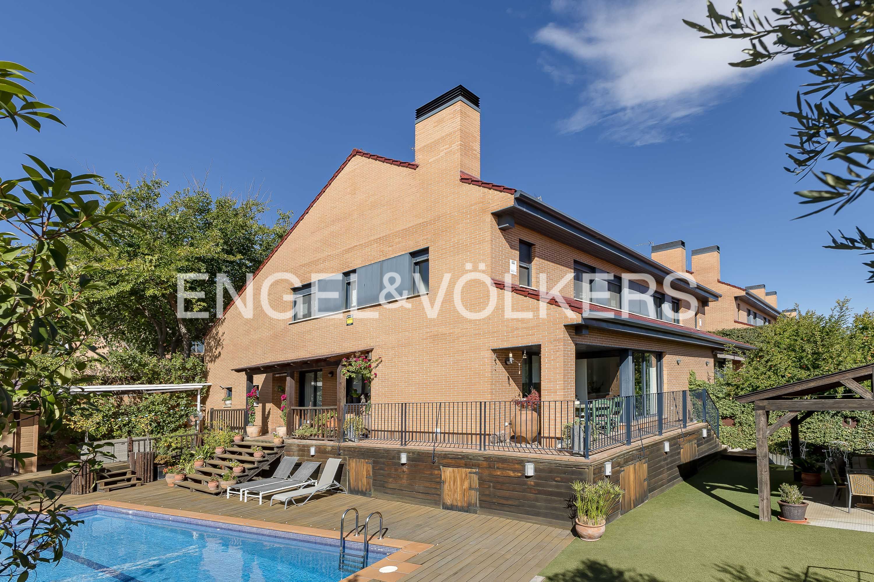 Exterior view of Single-family semi-detached for sale in Paracuellos de Jarama  with Air Conditioner, Heating and Private garden