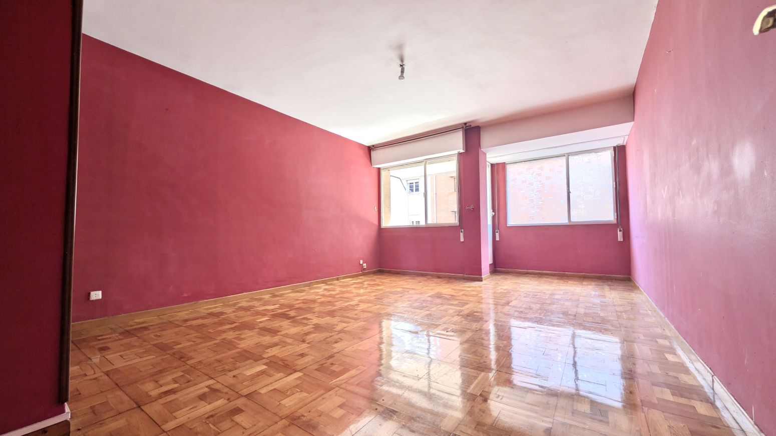 Sala d'estar de Pis en venda en Oviedo  amb Parquet i Terrassa