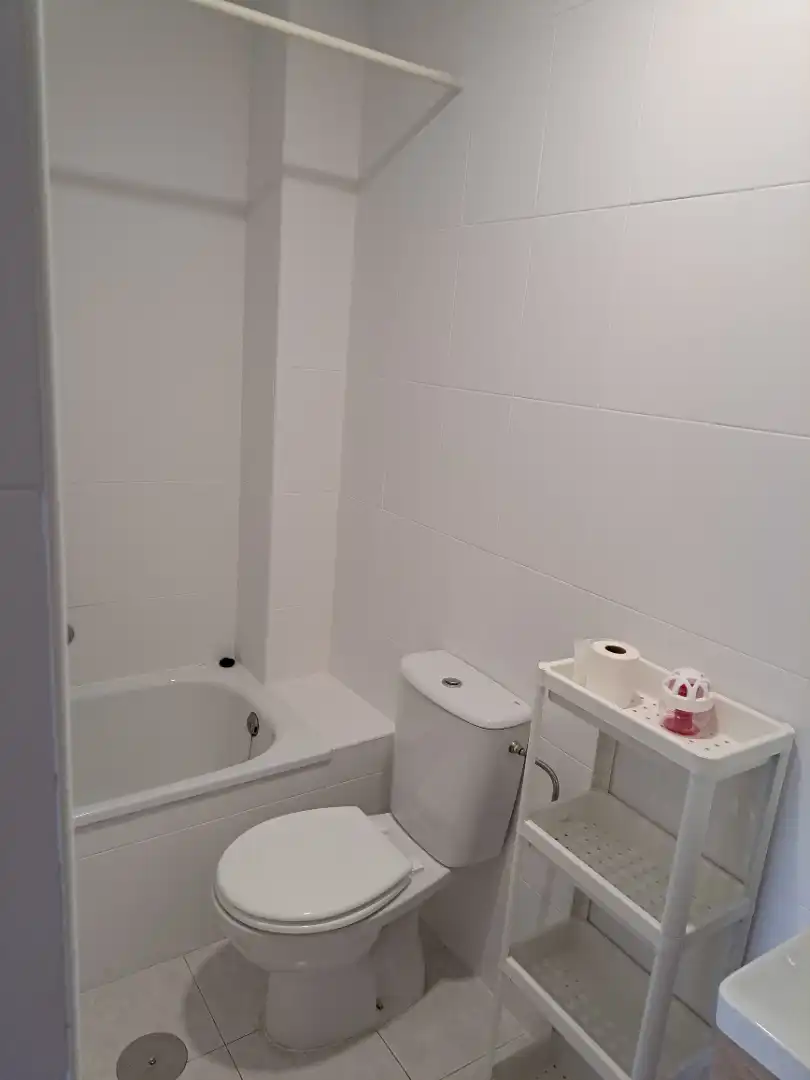 Baño de Piso de alquiler en Armilla con Amueblado, Lavadora y Microondas