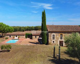 Vista exterior de Finca rústica en venda en La Bisbal d'Empordà amb Calefacció, Jardí privat i Terrassa