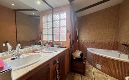 Bathroom of House or chalet for sale in Badalona  with Air Conditioner and Terrace