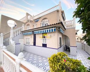 Vista exterior de Casa o xalet de lloguer en Torrevieja amb Aire condicionat, Terrassa i Piscina