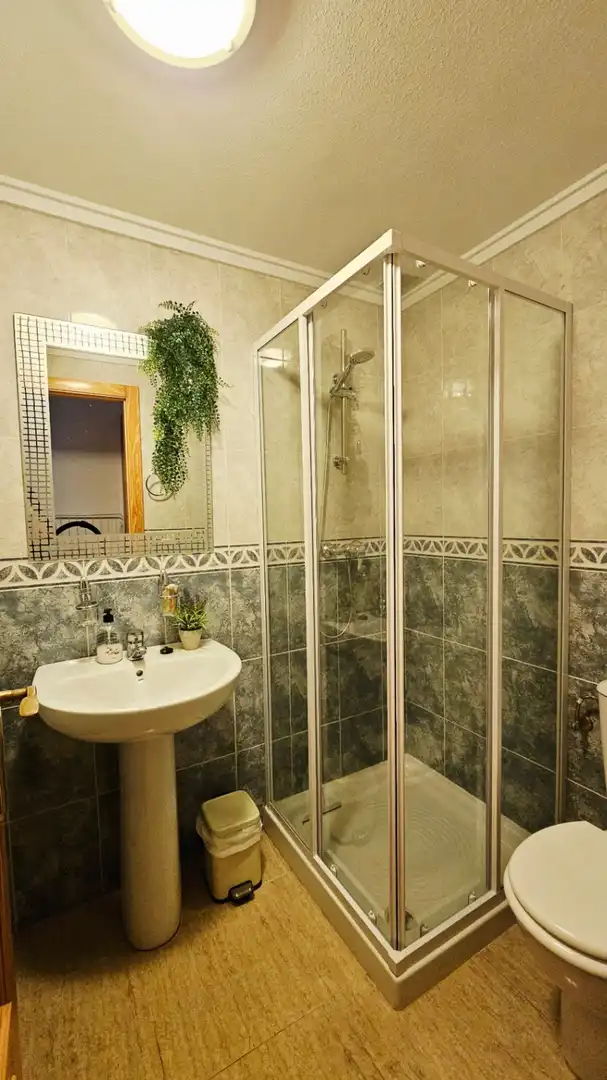 Baño de Dúplex de alquiler en Santa Pola con Aire acondicionado, Calefacción y Terraza