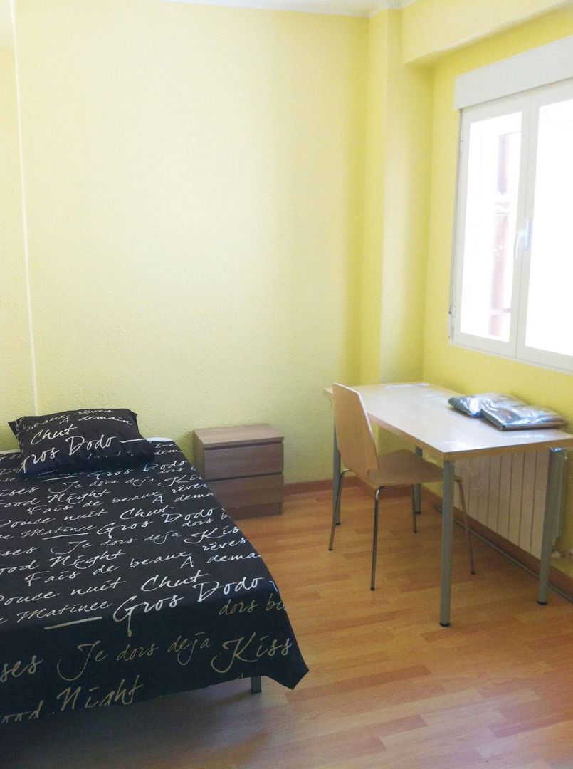 Dormitori de Pis de lloguer en  Zaragoza Capital amb Calefacció, Moblat i Forn