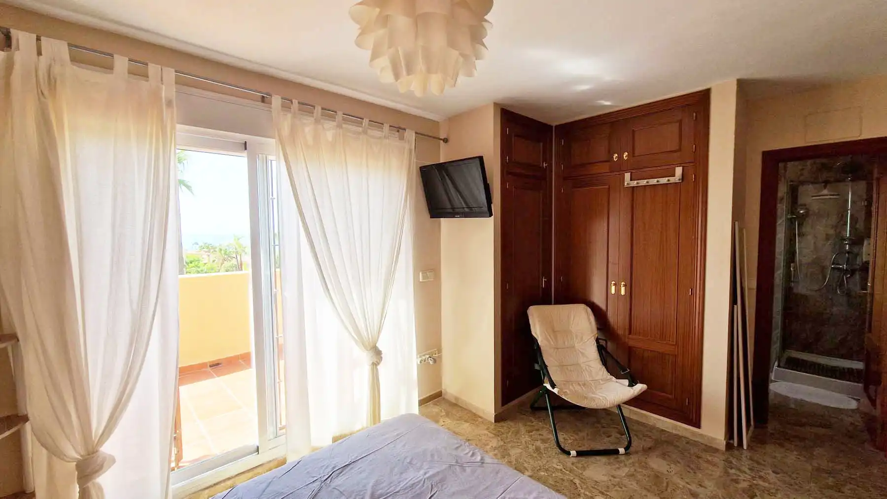 Schlafzimmer von Einfamilien-Reihenhaus zum Verkauf in Estepona mit Klimaanlage, Privatgarten und Terrasse