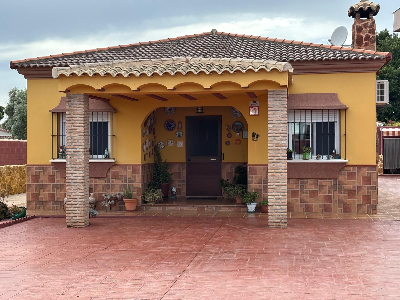 Vista exterior de Casa o xalet en venda en Chiclana de la Frontera amb Aire condicionat, Jardí privat i Piscina