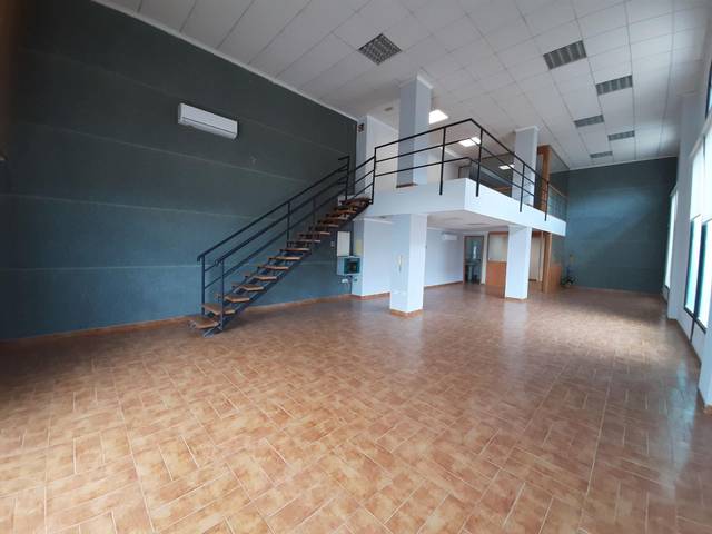 Local comercial en Alquiler en Calle FELIX RGUEZ DE LA FUENTE en La Morenica