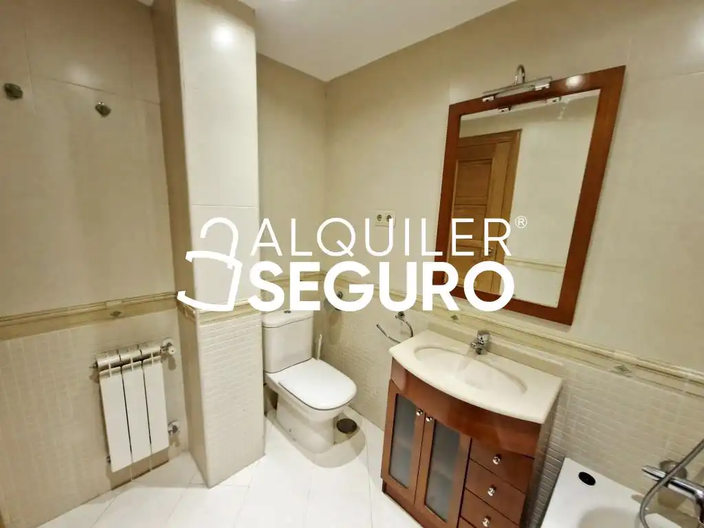 Badezimmer von Wohnung zur Miete in Móstoles mit Klimaanlage und Heizung