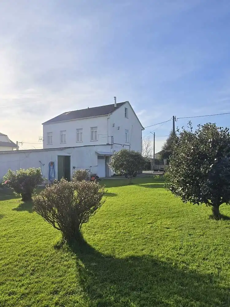 Casa con jardín en venta en A Gándara