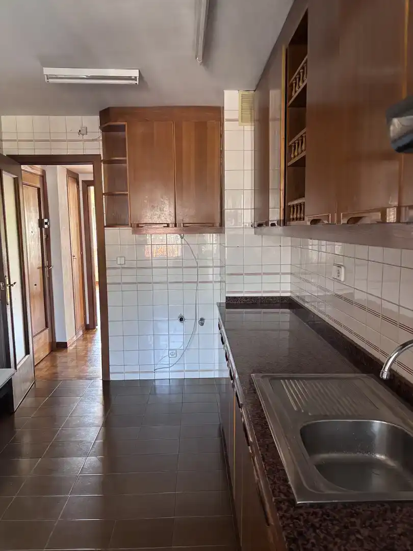 Cuina de Pis en venda en Gijón  amb Jardí privat, Traster i Piscina