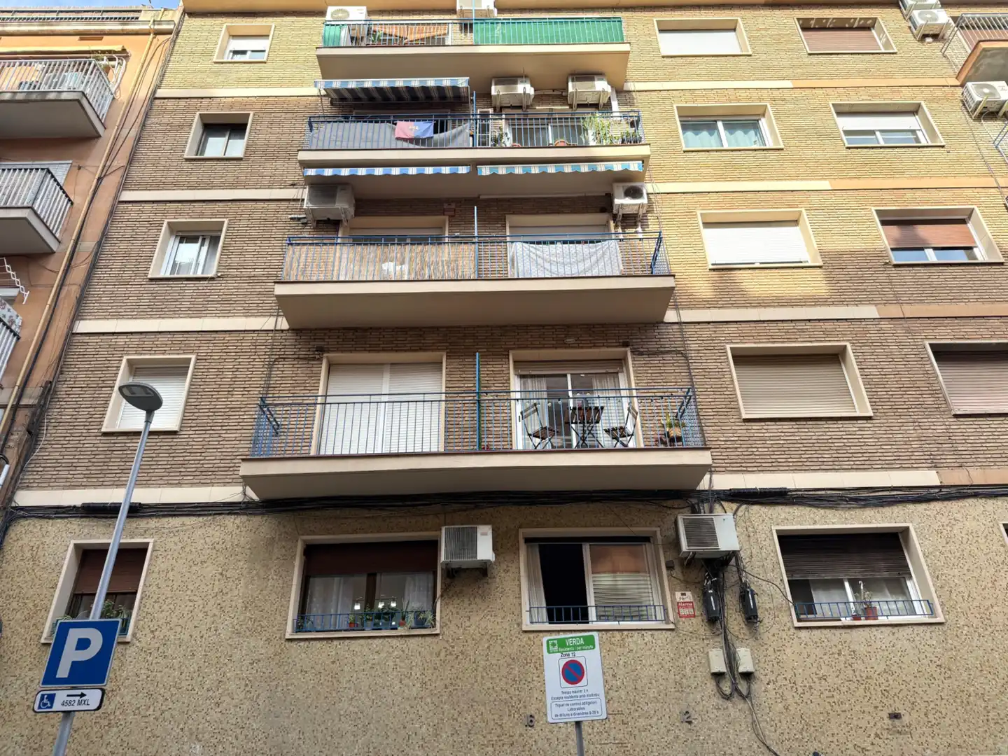 Außenansicht von Geschaftsraum zum Verkauf in Barcelona mit Klimaanlage und Heizung