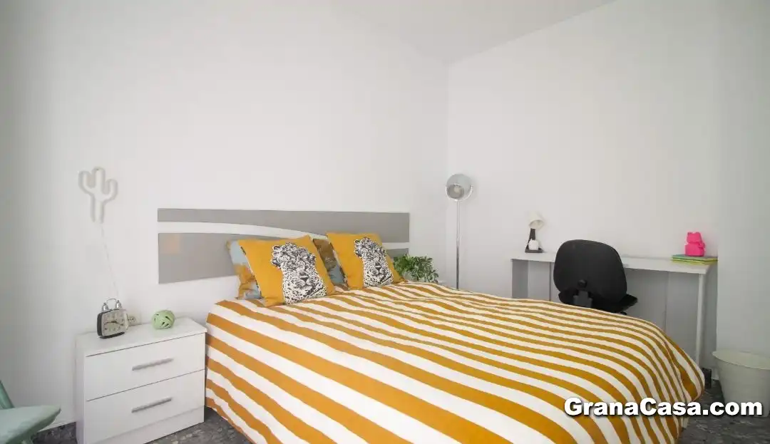 Schlafzimmer von Dachboden zur untervermieten in Granada mit Klimaanlage, Heizung und Privatgarten