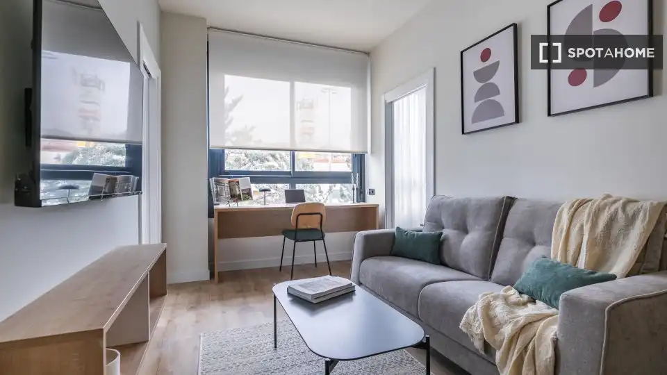 Living room of Flat for rent in Tres Cantos  with Air Conditioner, Heating and Furnished
