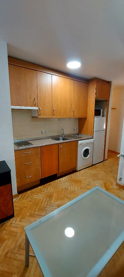 Cuina de Estudi de lloguer en  Madrid Capital amb Calefacció, Traster i Moblat