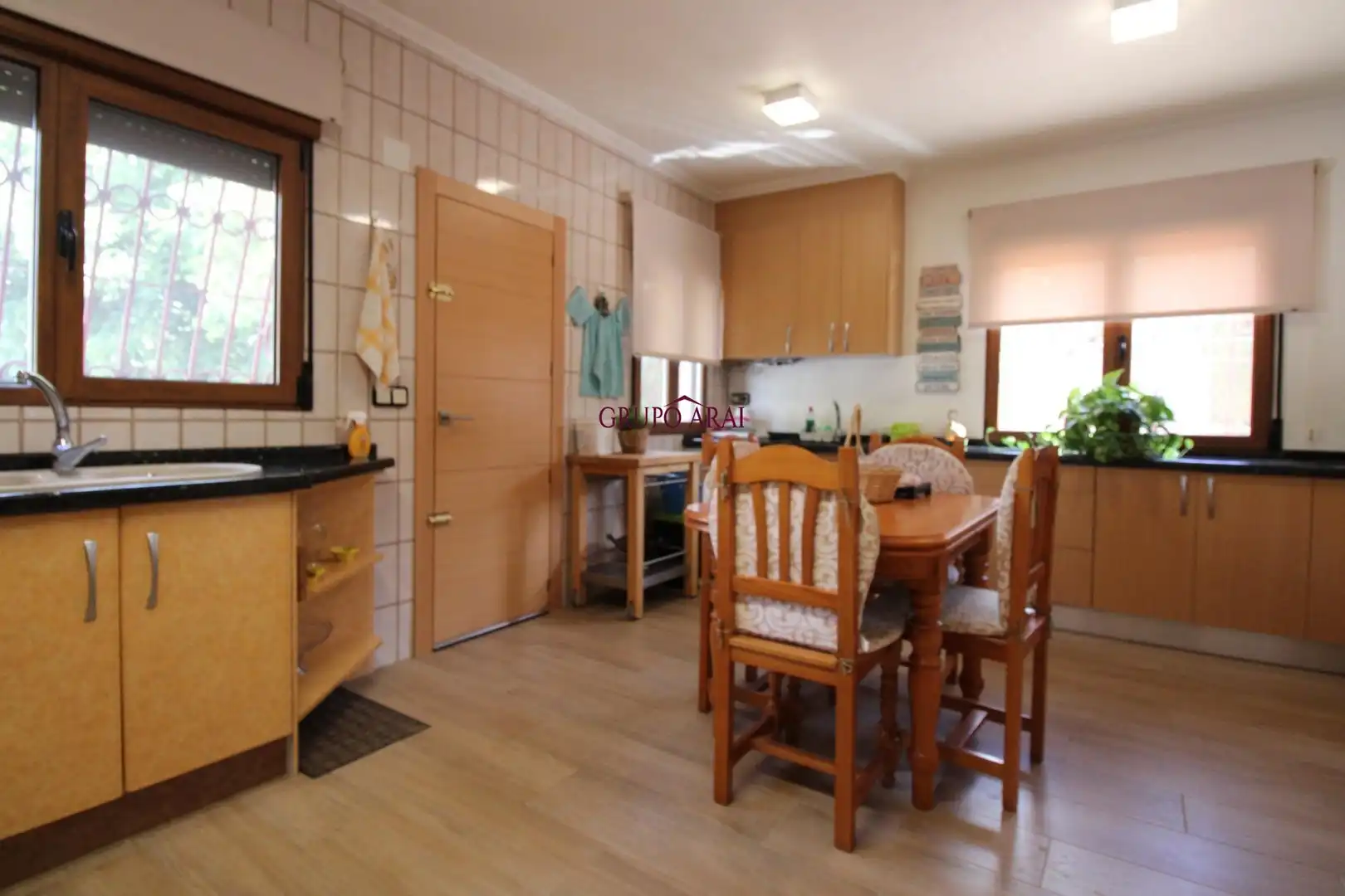 Cuina de Casa o xalet en venda en Alicante / Alacant amb Aire condicionat, Calefacció i Jardí privat