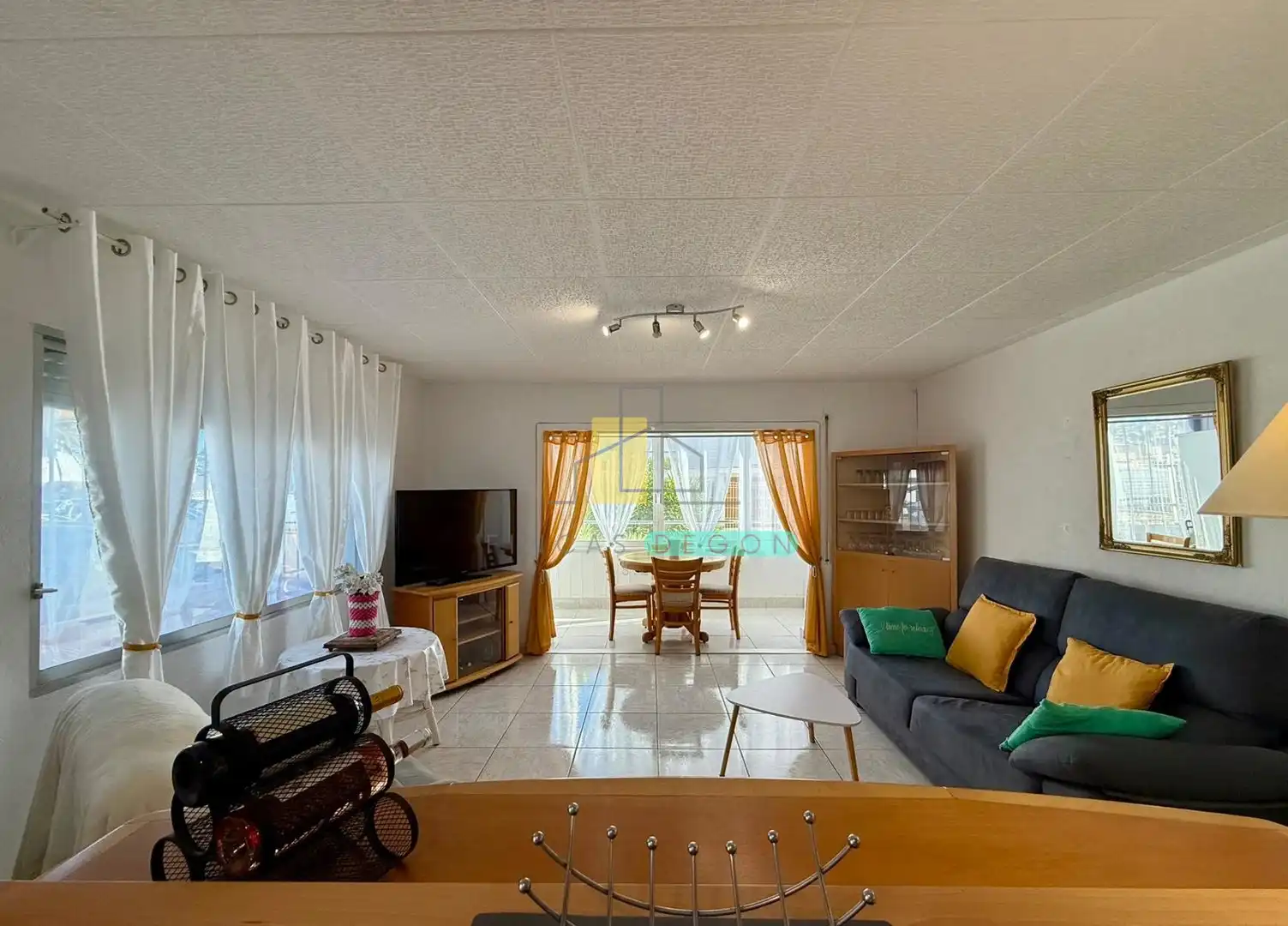 Wohnzimmer von Wohnungen zum Verkauf in Roses mit Heizung, Privatgarten und Möbliert