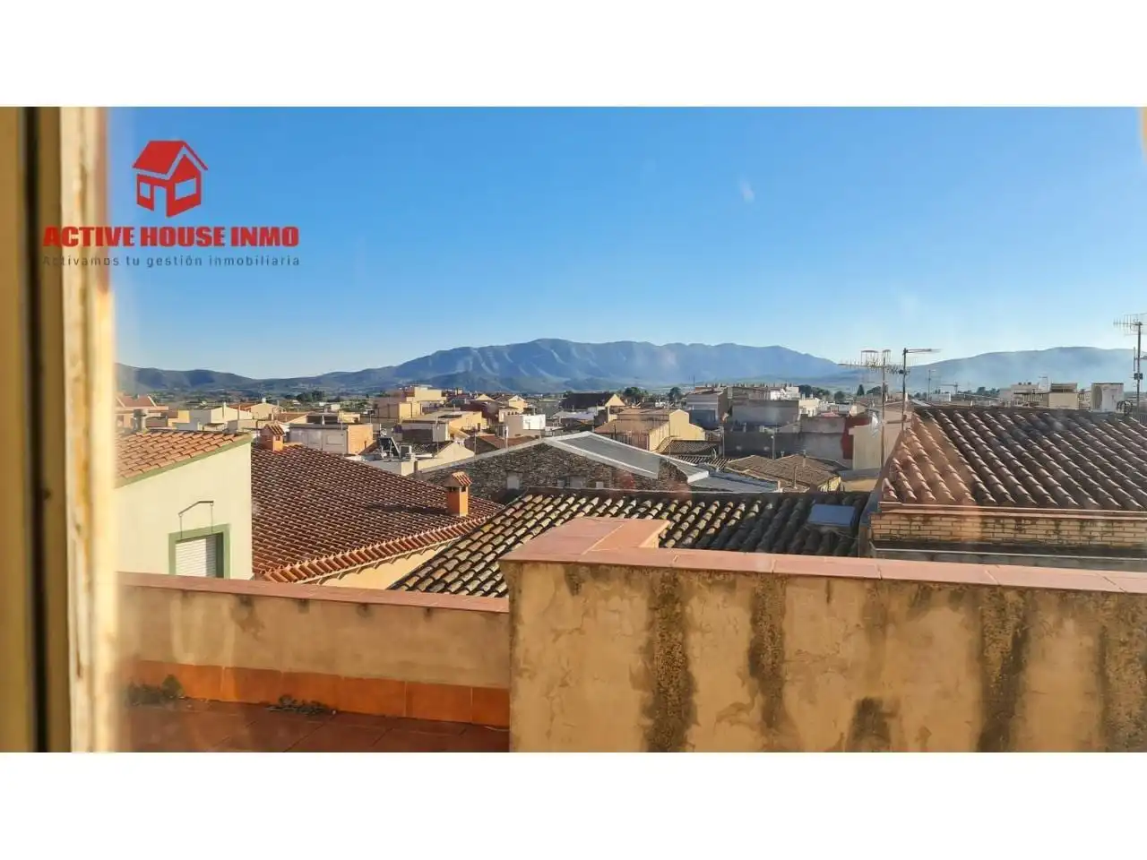 Vista exterior de Casa adosada en venda en Santa Bàrbara amb Terrassa i Balcó