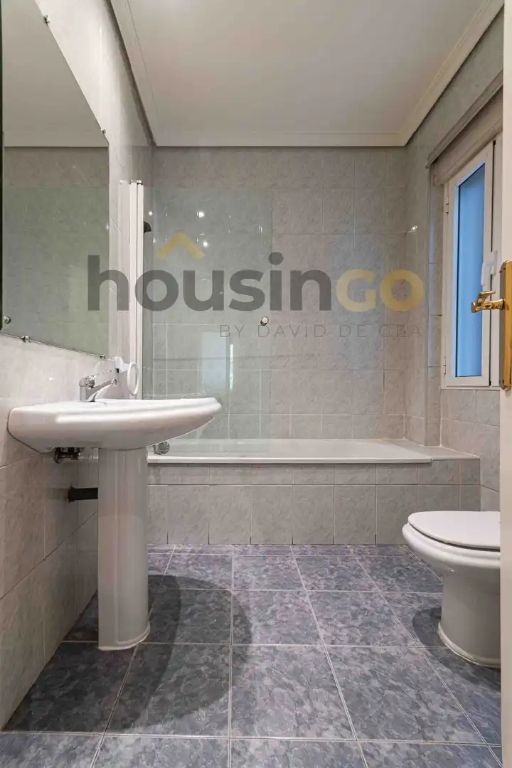Bathroom of Flat for sale in Madrid  with Air Conditioner, Heating and Parquet flooring