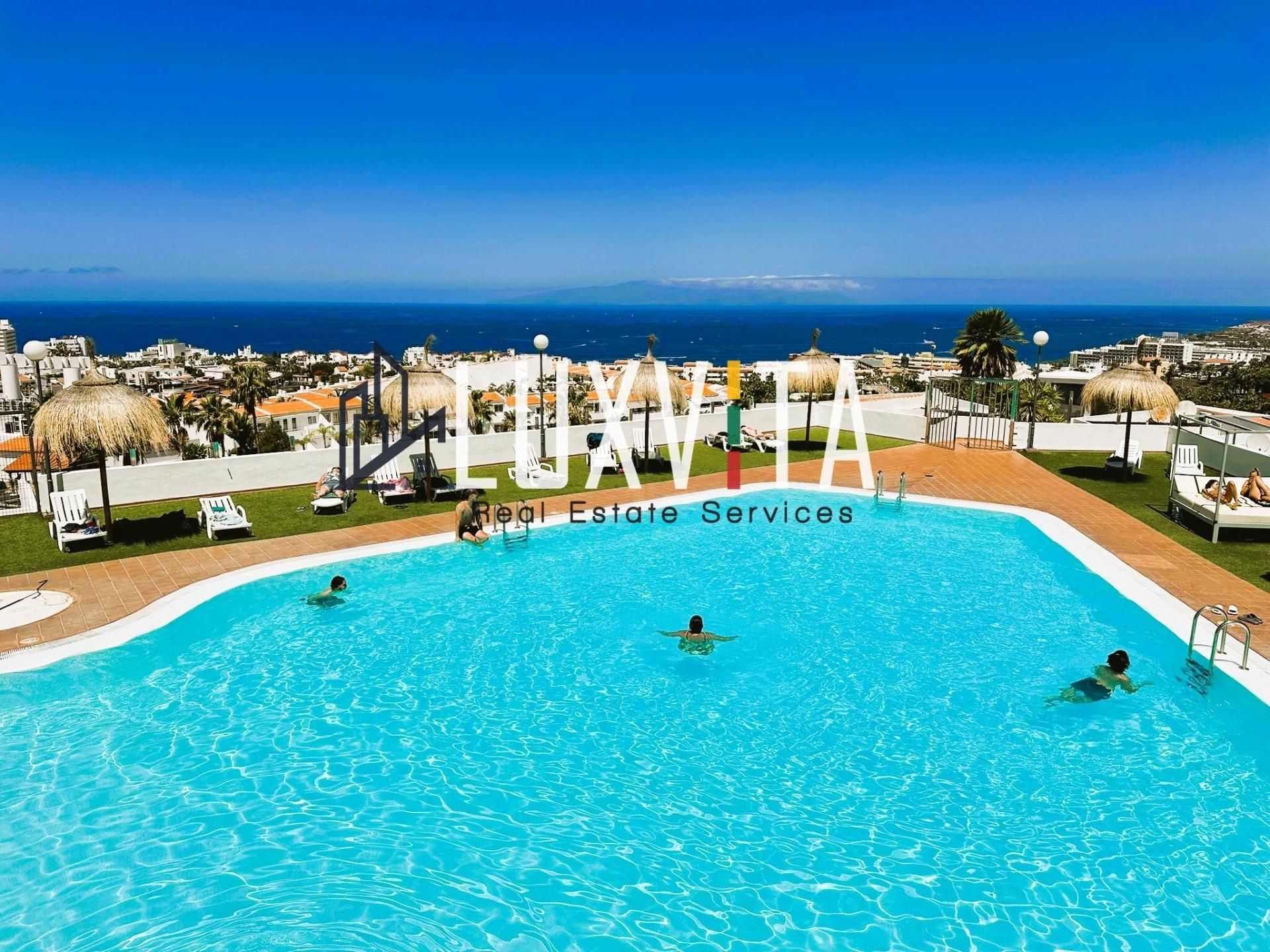 Vista exterior de Apartament en venda en Adeje amb Aire condicionat, Terrassa i Balcó