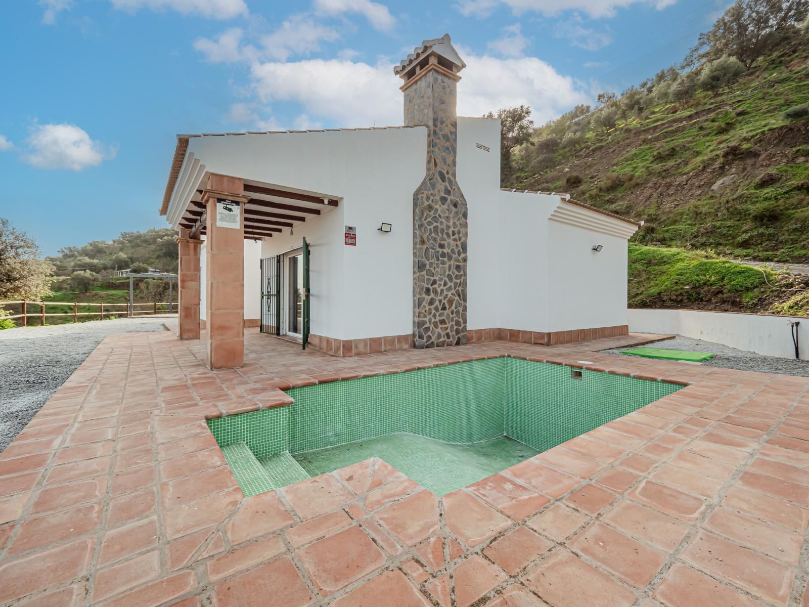 Vista exterior de Finca rústica en venda en Viñuela amb Terrassa, Piscina i Alarma