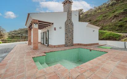 Vista exterior de Finca rústica en venda en Viñuela amb Terrassa, Piscina i Alarma