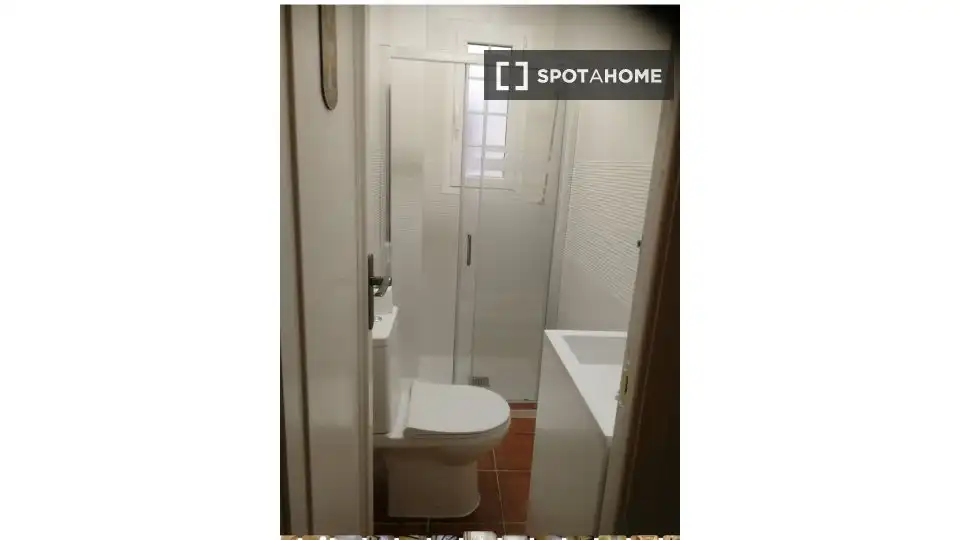 Baño de Piso para compartir en Madrid con Aire acondicionado, Terraza y Amueblado