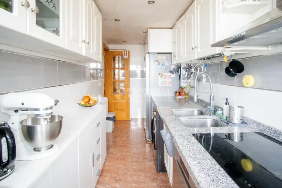 Kitchen of Flat for sale in Granada