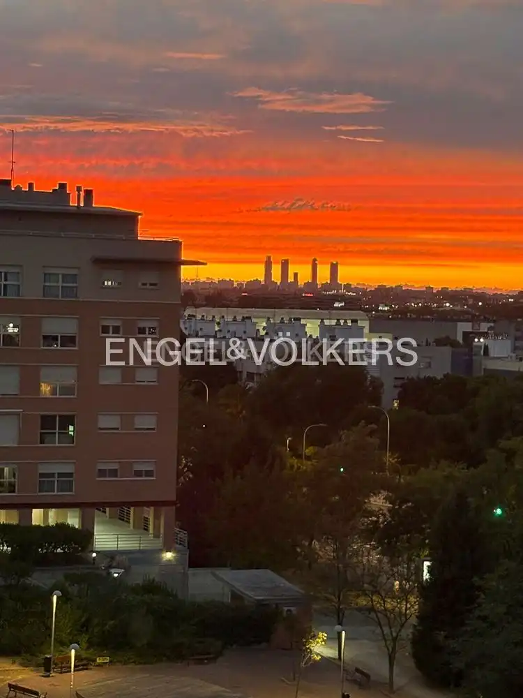 Vista exterior de Àtic en venda en Madrid amb Aire condicionat, Calefacció i Terrassa