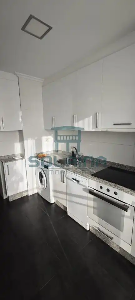 Cuina de Apartament de lloguer en Ourense Capital  amb Calefacció, Traster i Balcó