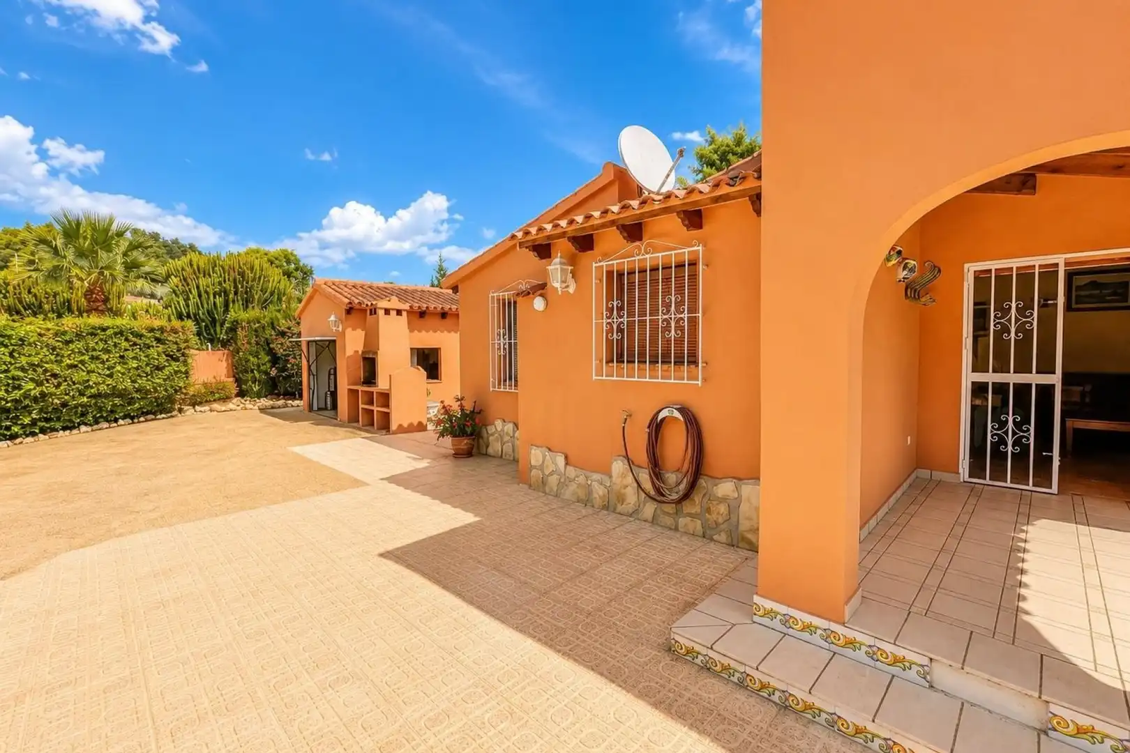 Vista exterior de Casa o xalet en venda en L'Alfàs del Pi amb Piscina
