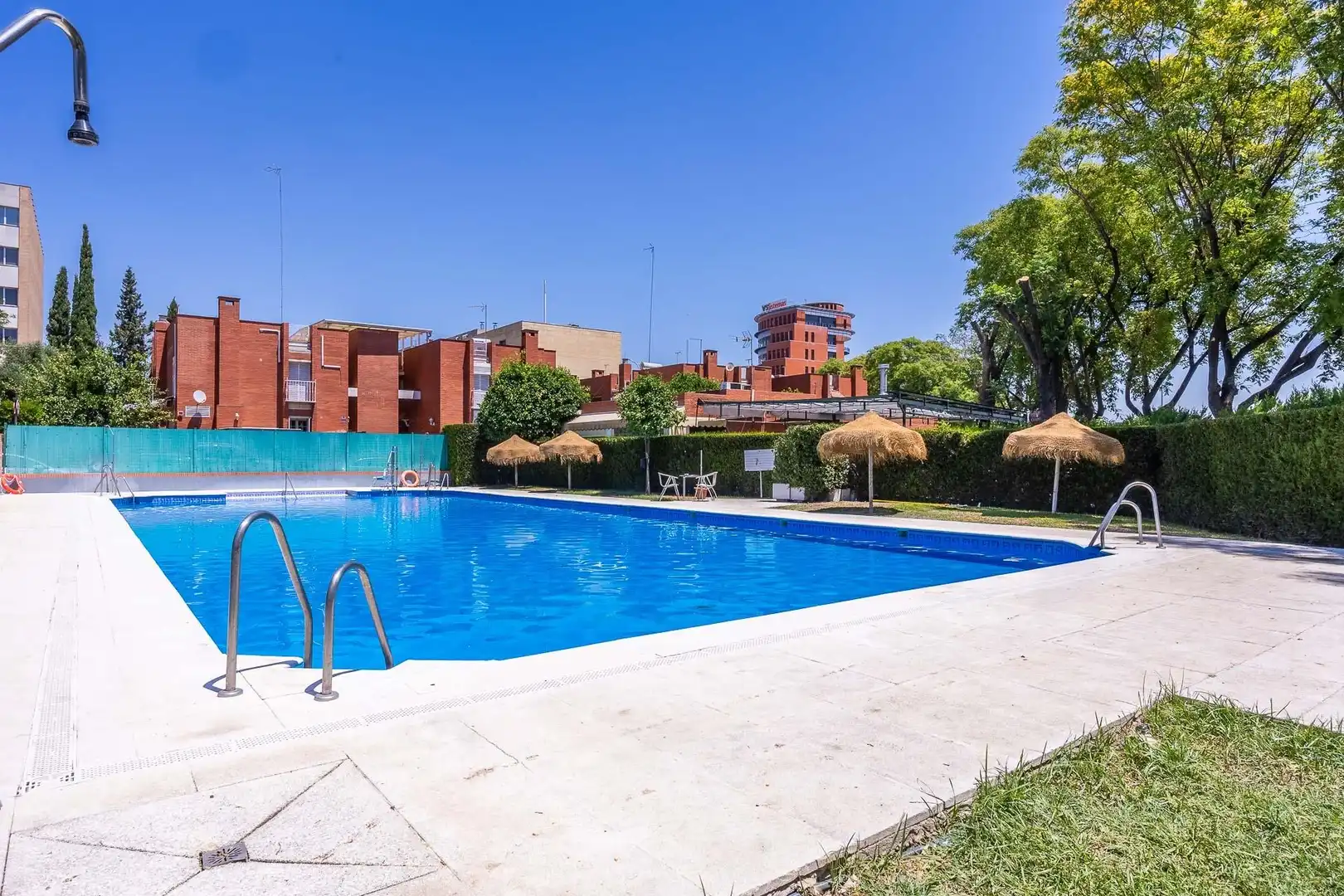 Piscina de Casa o chalet en venta en Sevilla con Aire acondicionado, Calefacción y Jardín privado
