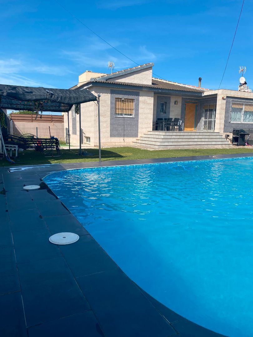 Swimming pool of House or chalet for sale in Torrevieja  with Air Conditioner, Heating and Private garden