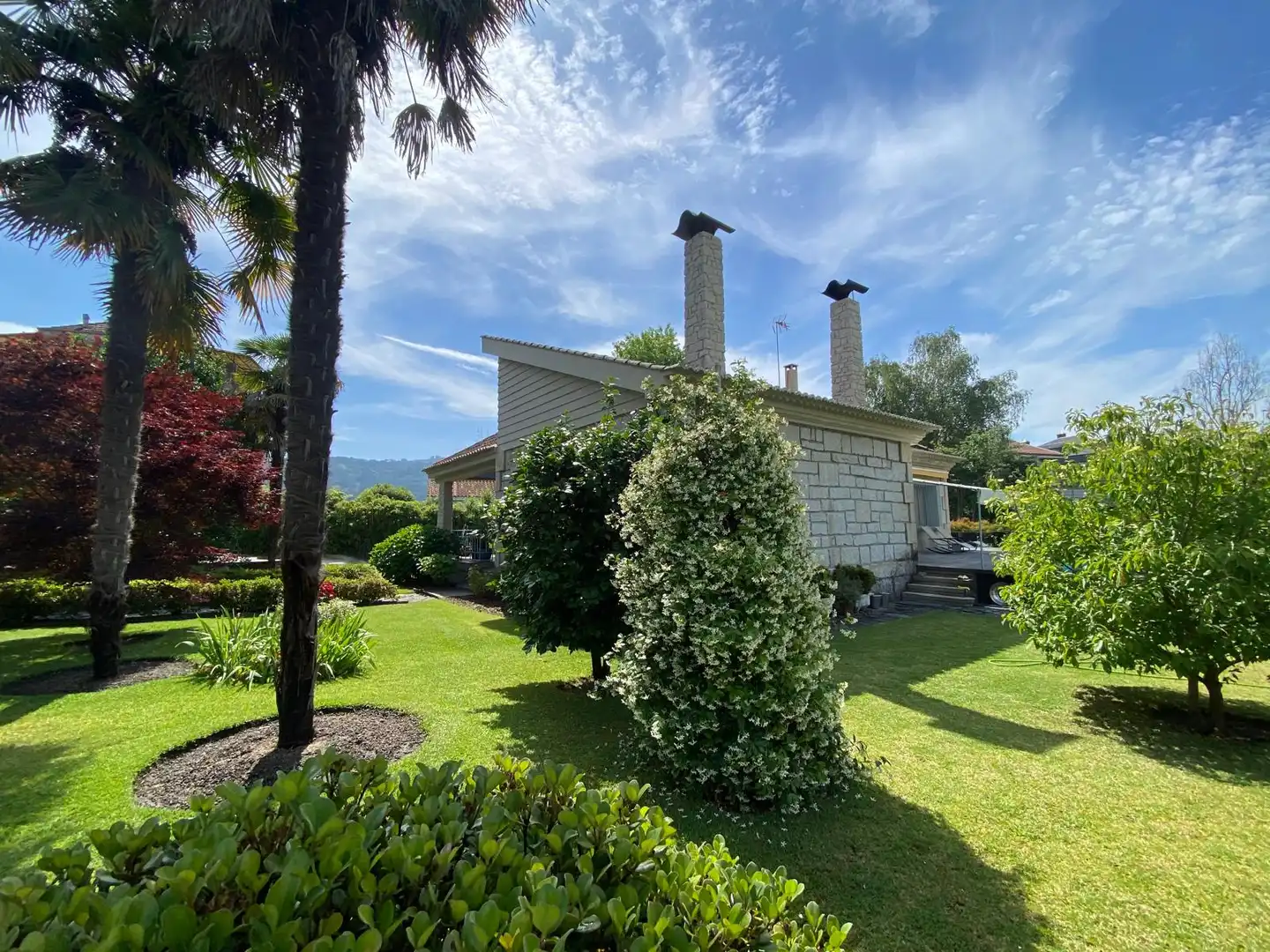 Vista exterior de Casa o xalet en venda en Leiro amb Aire condicionat, Calefacció i Jardí privat