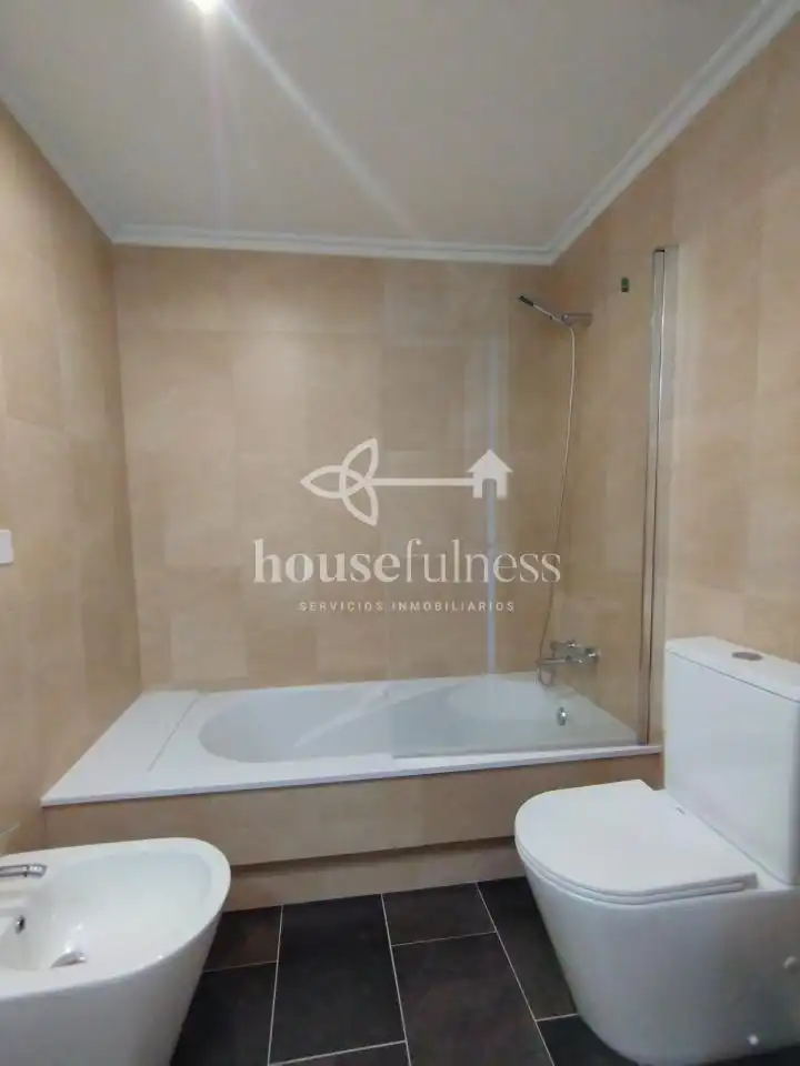 Badezimmer von Wohnungen zur Miete in Ferrol mit Heizung, Abstellraum und Möbliert